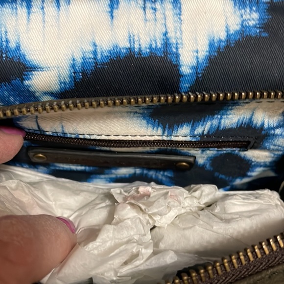 NWT Cynthia Vincent Super cute embroidery detailing on this Crossbody bag - Picture 6 of 9